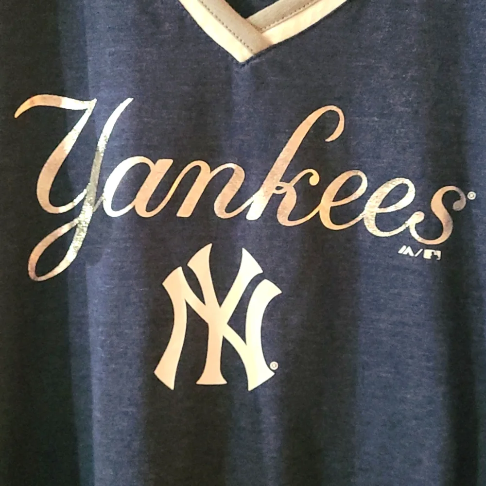 New York Yankees V-neck T shirt - Picture 2 of 4